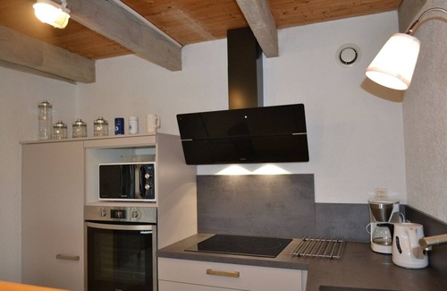 Saint-Pol-de-Leon House | Idyllic Retreat Near Saint Pol with Ocean Views & Kitchen