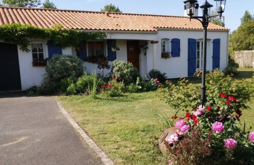 Commequiers House | Idyllic Countryside Retreat with Family-Friendly Amenities