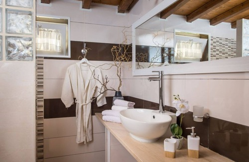 Caprarola House | Idyllic Lake House Near Rome: Pool, Views & Guest Rated 9.6