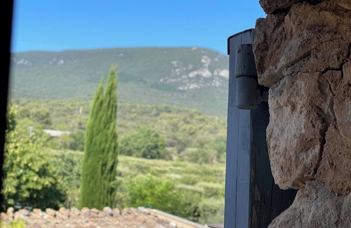 Rustrel House | Pet-Friendly Retreat for 2-3 in the Heart of Luberon
