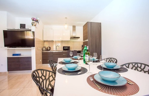Sestanovac House | Inviting House for 8 with Private Pool & Hot Tub