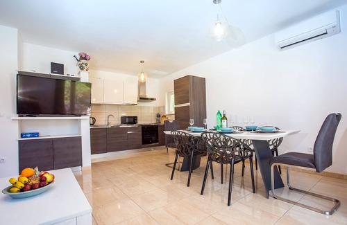 Sestanovac House | Inviting House for 8 with Private Pool & Hot Tub