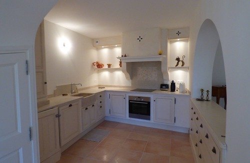 Est House | Serene Retreat with Private Pool in 8ha Park, Near Aix