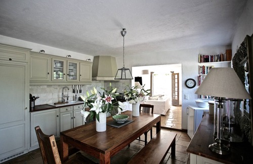 Les Brugassieres House | Elegant Vineyard Retreat with Heated Pool & Pet-Friendly Amenities