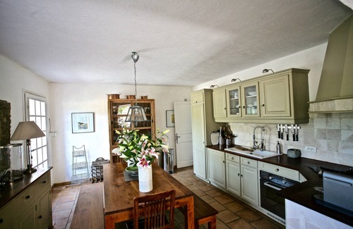 Les Brugassieres House | Elegant Vineyard Retreat with Heated Pool & Pet-Friendly Amenities