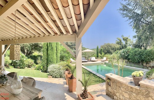Les Brugassieres House | Elegant Vineyard Retreat with Heated Pool & Pet-Friendly Amenities
