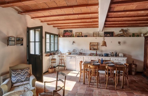 Alenya House | Cozy Beachside Retreat with Ocean View and Spa Amenities