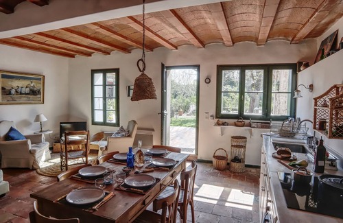 Alenya House | Cozy Beachside Retreat with Ocean View and Spa Amenities