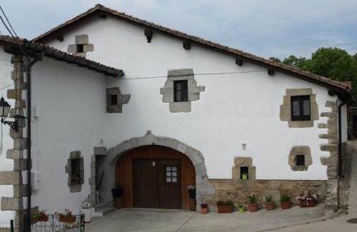 Baraibar House | Comfortable 5-Bedroom Retreat with Garden & Wi-Fi in Baraibar