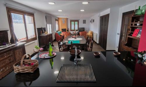 Baraibar House | Comfortable 5-Bedroom Retreat with Garden & Wi-Fi in Baraibar