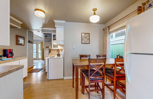 Sisters Cottage | Inviting Downtown Sisters House with Deck & Family Amenities