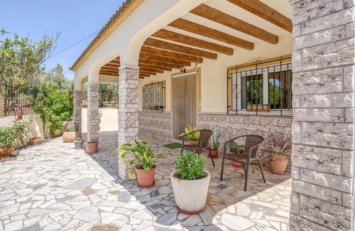 Oria House | Inviting El Campillo Retreat with Pool and Pet-Friendly Perks