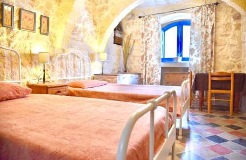 Xewkija House | Family-Friendly 3-Bedroom House with Terrace and WiFi