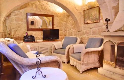 Xewkija House | Family-Friendly 3-Bedroom House with Terrace and WiFi