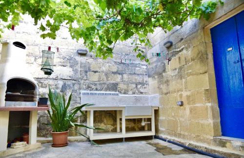 Xewkija House | Family-Friendly 3-Bedroom House with Terrace and WiFi