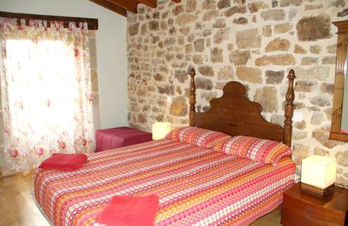 Riotuerto House | Pet-Friendly Retreat in La Cavada with Relaxing Jacuzzi
