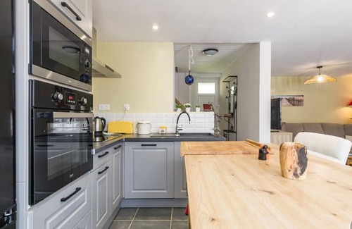 Servon Cottage | Charming House in Mont St-Michel Bay with Enclosed Garden