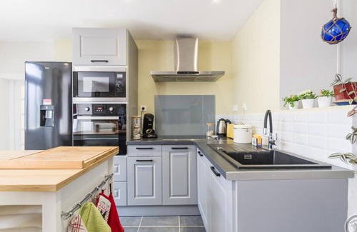 Servon Cottage | Charming House in Mont St-Michel Bay with Enclosed Garden
