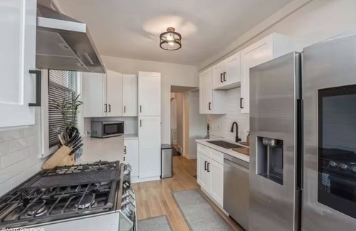 Austin House | Charming house in Oak Park. Free parking. 15 mins to downtown Chicago