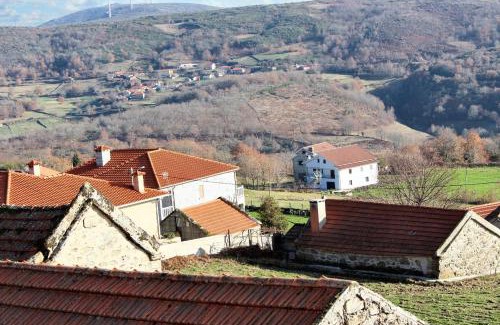 Montalegre House | Inviting House with Mountain Views in Paredes do Rio