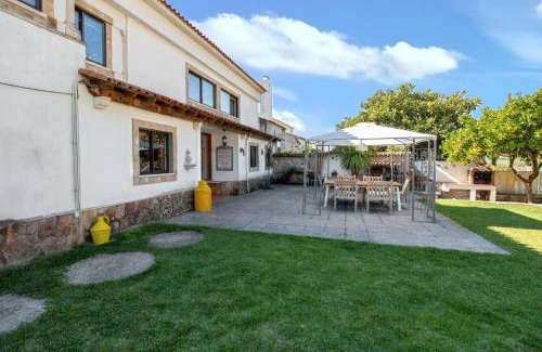 Sao Joao Batista House | Pet-Friendly House in Porto de Mos with Shared Pool