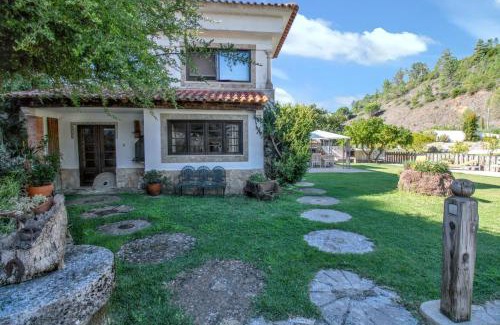 Sao Joao Batista House | Pet-Friendly House in Porto de Mos with Shared Pool