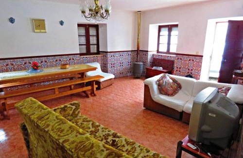 Semide House | Cozy One Bedroom House with Terrace and Wifi in Miranda do Corvo