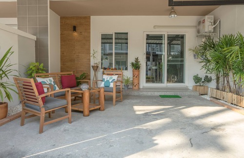 Chang Khlan House | Cozy Retreat Near Old City & Night Bazaar with Pool