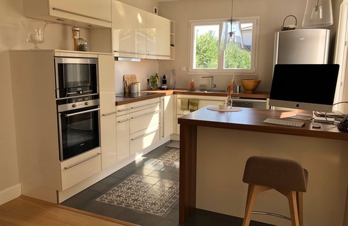 Gradignan House | Cozy Retreat near Bordeaux with Kitchen and Breakfast Options