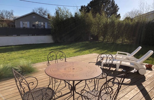 Gradignan House | Cozy Retreat near Bordeaux with Kitchen and Breakfast Options