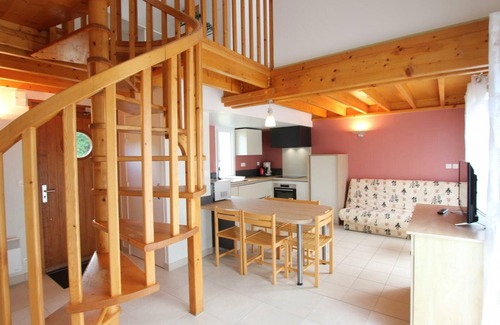 Biville Cottage | Gite La Hague: Family-Friendly Retreat with Spa & Breakfast