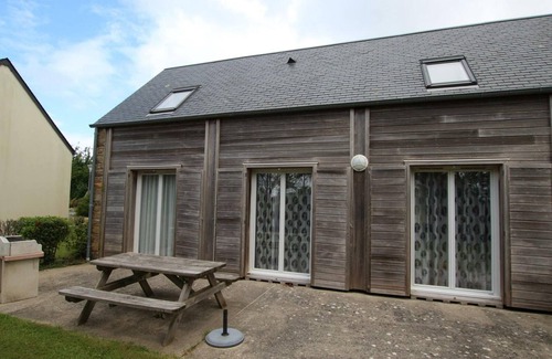 Biville Cottage | Gite La Hague: Family-Friendly Retreat with Spa & Breakfast