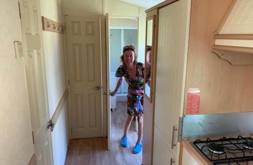 Vato Bed & Breakfast | Inviting Oceanfront House with Hot Tub & Family-Friendly Perks