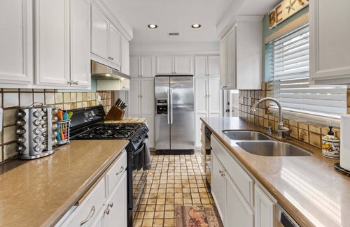 South Mission Beach House | Tranquil House with Ocean View on Mission Bay Court