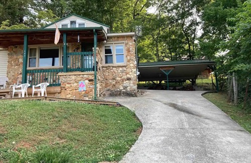 Rutledge House | Idyllic Waterfront Retreat with Breathtaking Views