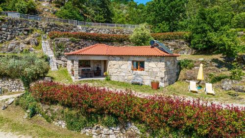 Mondim de Basto House | Relaxing 2-Bedroom House with Pool and Garden in Vilar de Ferreiros