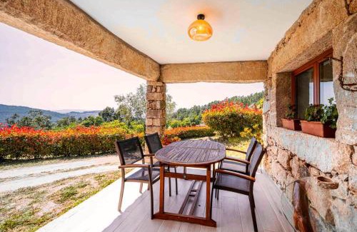 Mondim de Basto House | Relaxing 2-Bedroom House with Pool and Garden in Vilar de Ferreiros
