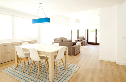 Outes House | Sea View Retreat: 3-Bedroom House with Private Pool