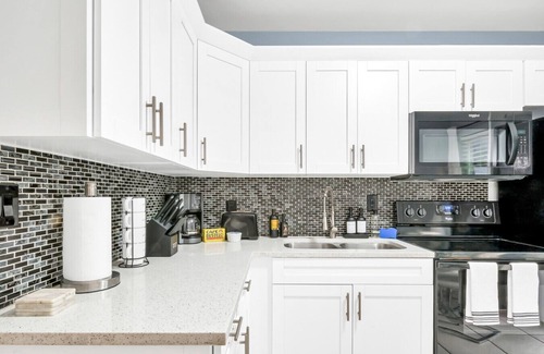 Poiciana Park II Villa | Pet-Friendly House with Ocean View & Great Location