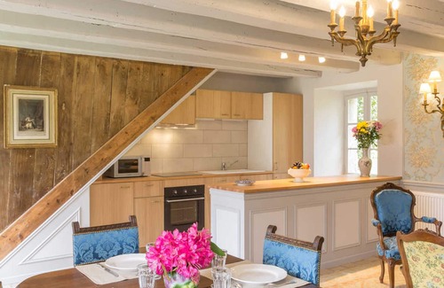 Bacilly Cottage | Family-Friendly Gite Bacilly with Spa & Breakfast Options