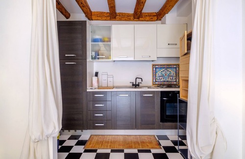 San Polo Apartment | Idyllic Venice Retreat with Private Terrace and Pool