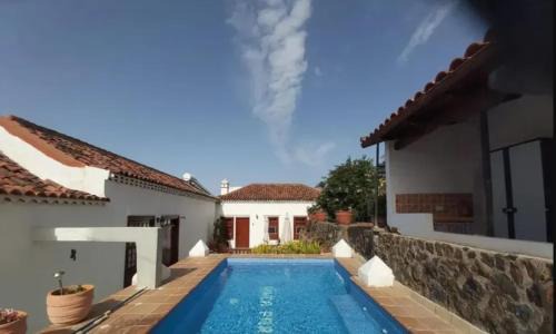 Valle de Guerra House | Inviting Home with Shared Pool in San Cristobal de La Laguna