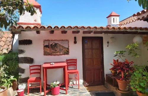 Valle de Guerra House | Inviting Home with Shared Pool in San Cristobal de La Laguna