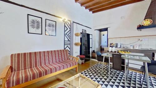 Valle de Guerra House | Inviting Home with Shared Pool in San Cristobal de La Laguna