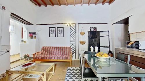 Valle de Guerra House | Inviting Home with Shared Pool in San Cristobal de La Laguna