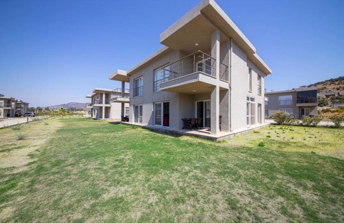 Milas Villa | Inviting House with Pool Access for Family Fun in Milas