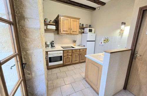 Aubas Cottage | Gite Aubas: Cozy 2-Bedroom Retreat with Pet-Friendly Perks