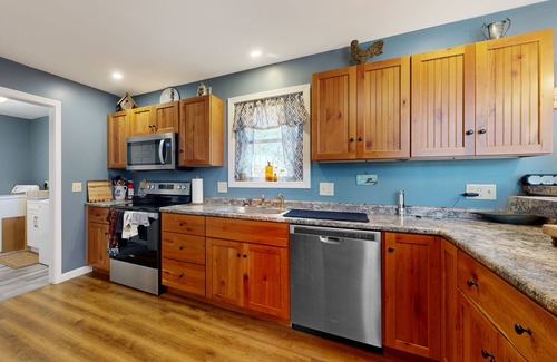 Brownfield House | Charming House with Cozy Living Spaces and Outdoor BBQ Deck