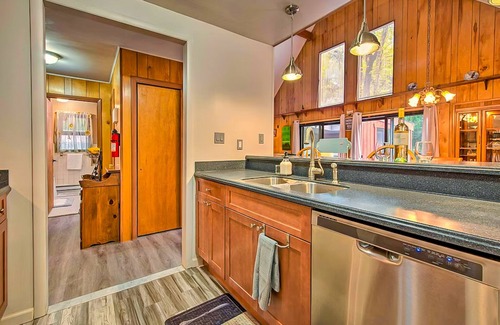 White Haven House | Inviting Retreat with Indoor Hot Tub & Deck - Golfers Welcome
