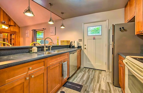 White Haven House | Inviting Retreat with Indoor Hot Tub & Deck - Golfers Welcome